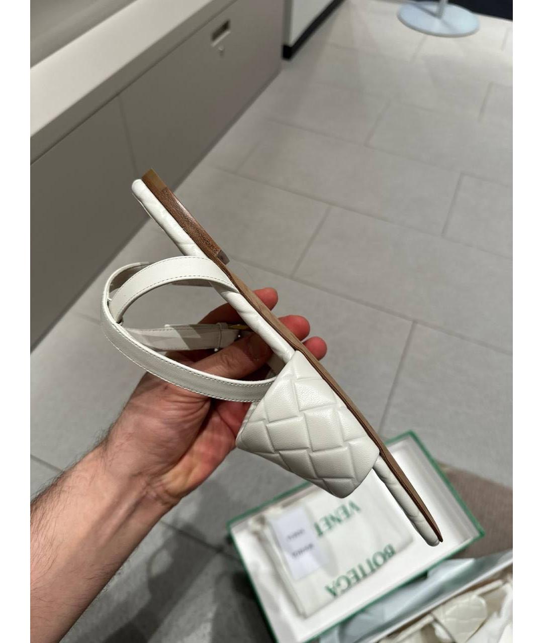 BOTTEGA VENETA Белые кожаные сандалии, фото 3