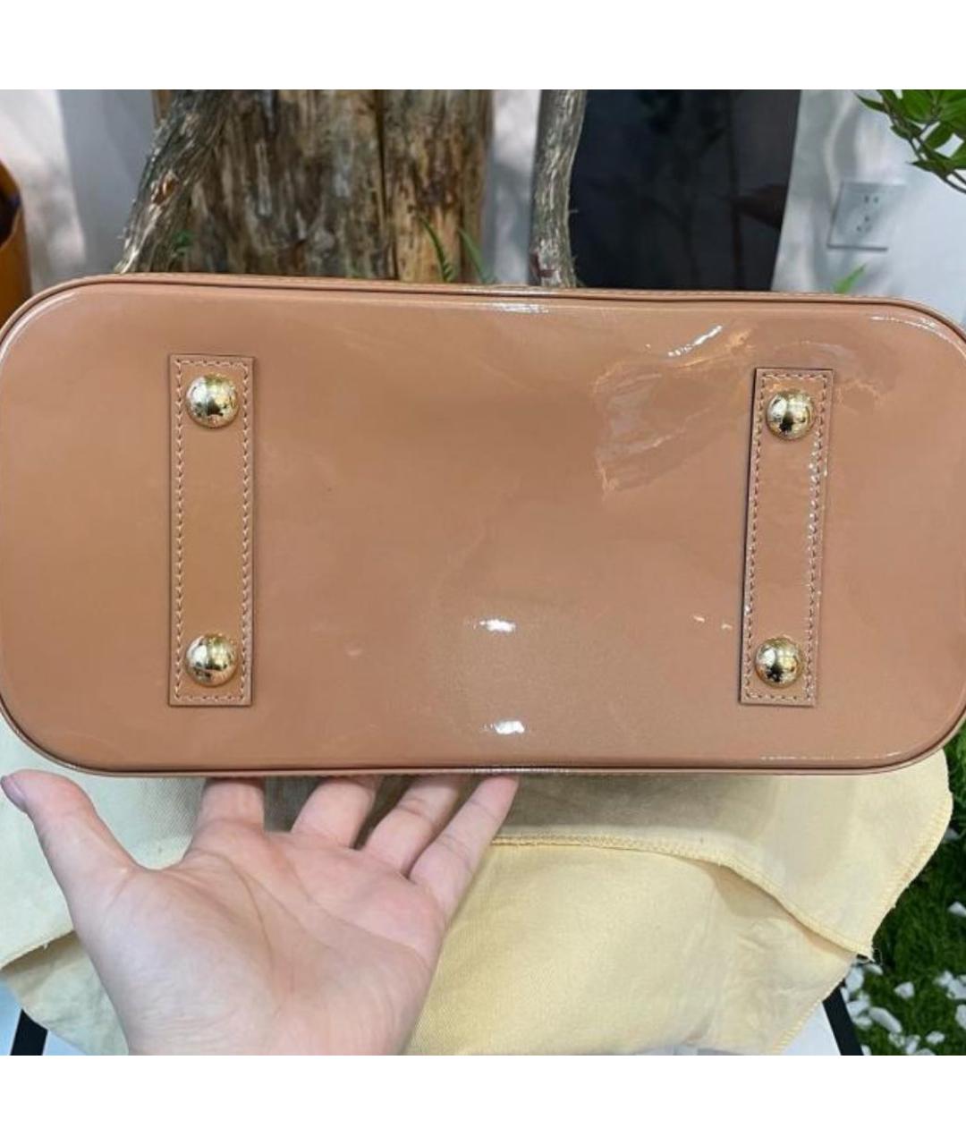 LOUIS VUITTON Бежевая сумка с короткими ручками из лакированной кожи, фото 7