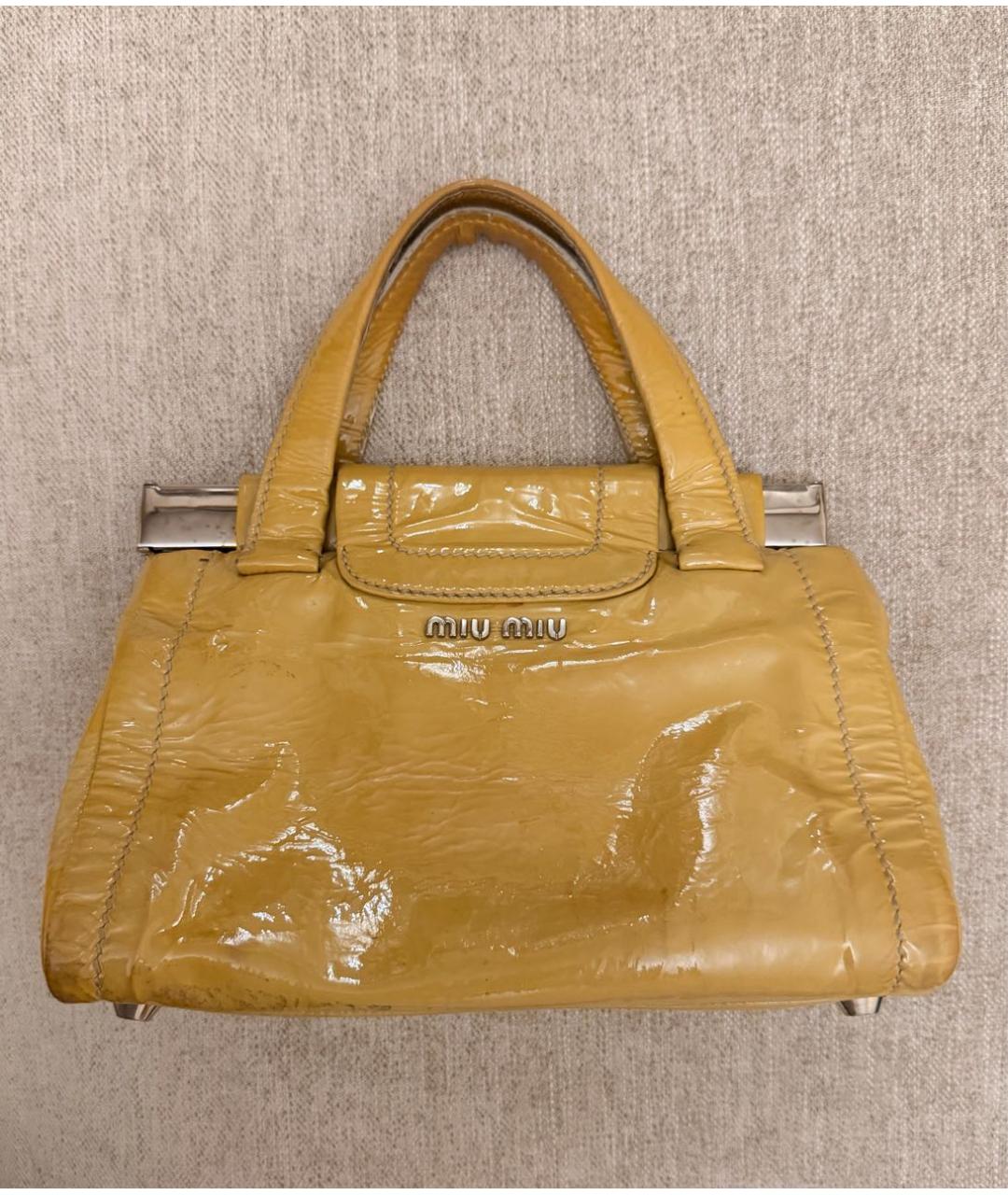 MIU MIU Горчичная сумка с короткими ручками из лакированной кожи, фото 5