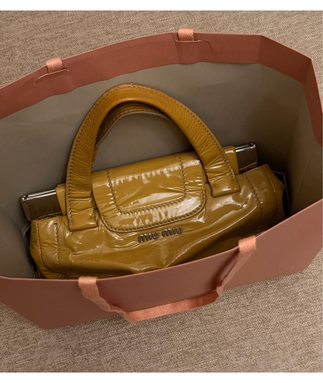 MIU MIU Горчичная сумка с короткими ручками из лакированной кожи, фото 4