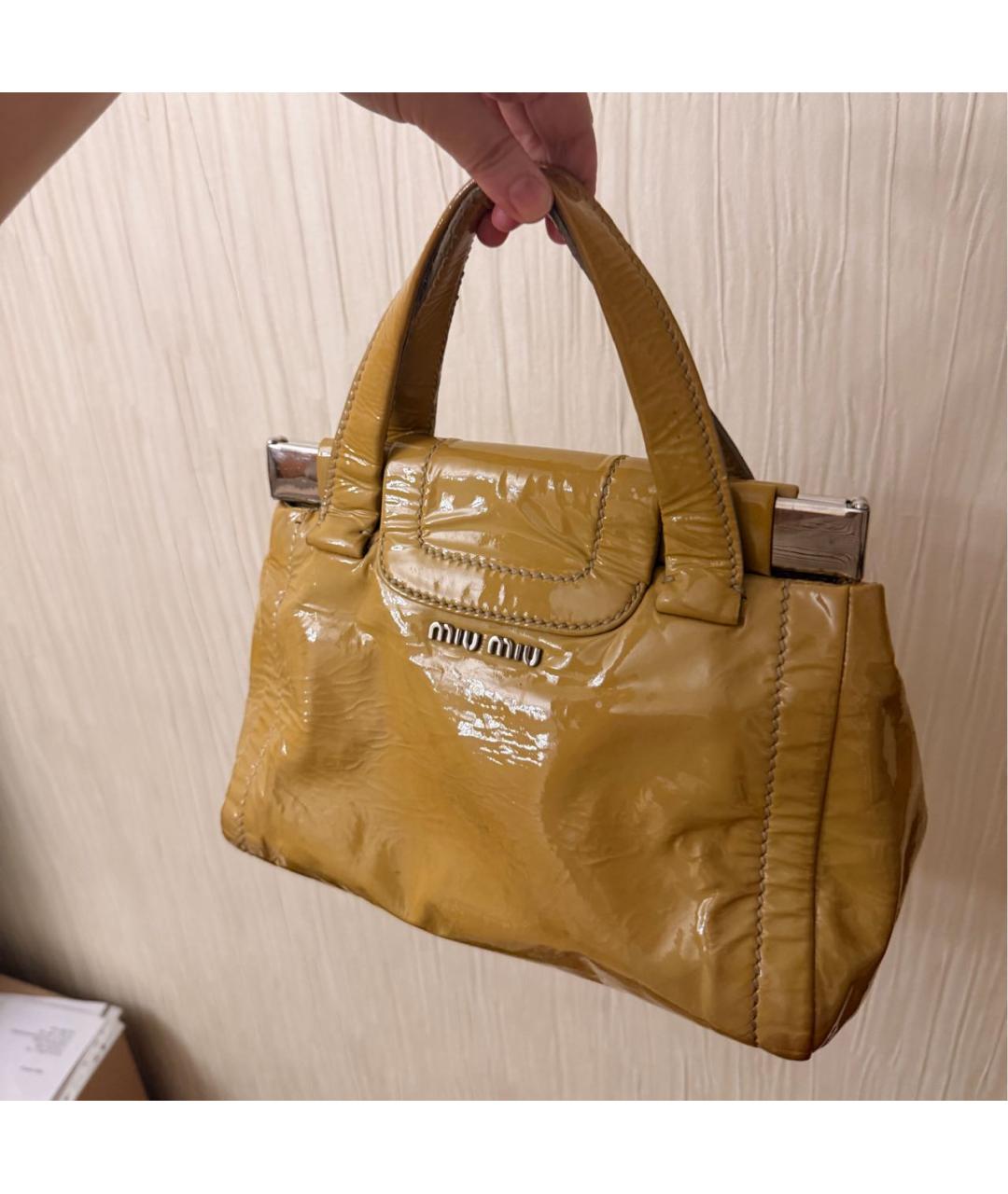 MIU MIU Горчичная сумка с короткими ручками из лакированной кожи, фото 3