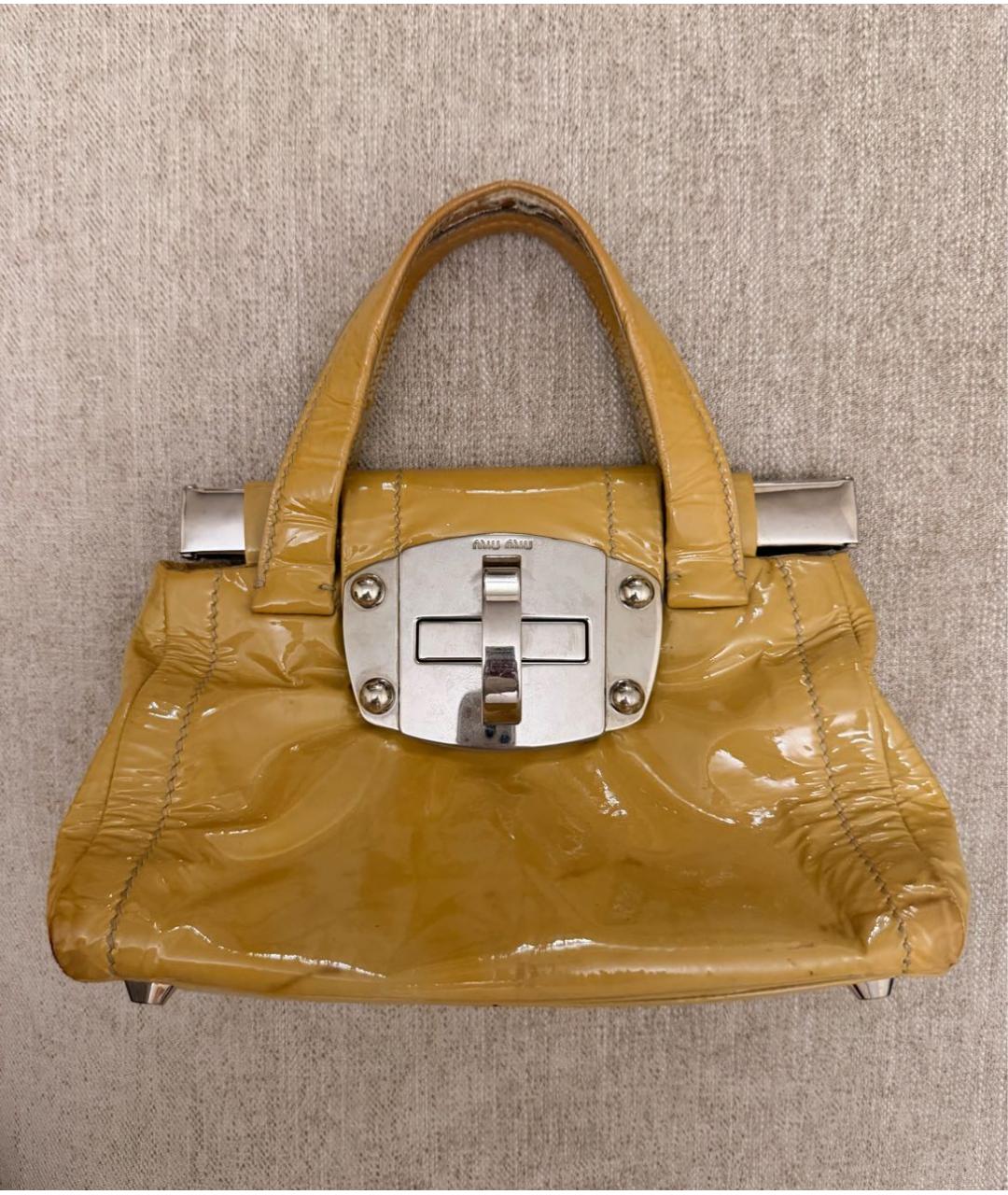 MIU MIU Горчичная сумка с короткими ручками из лакированной кожи, фото 2
