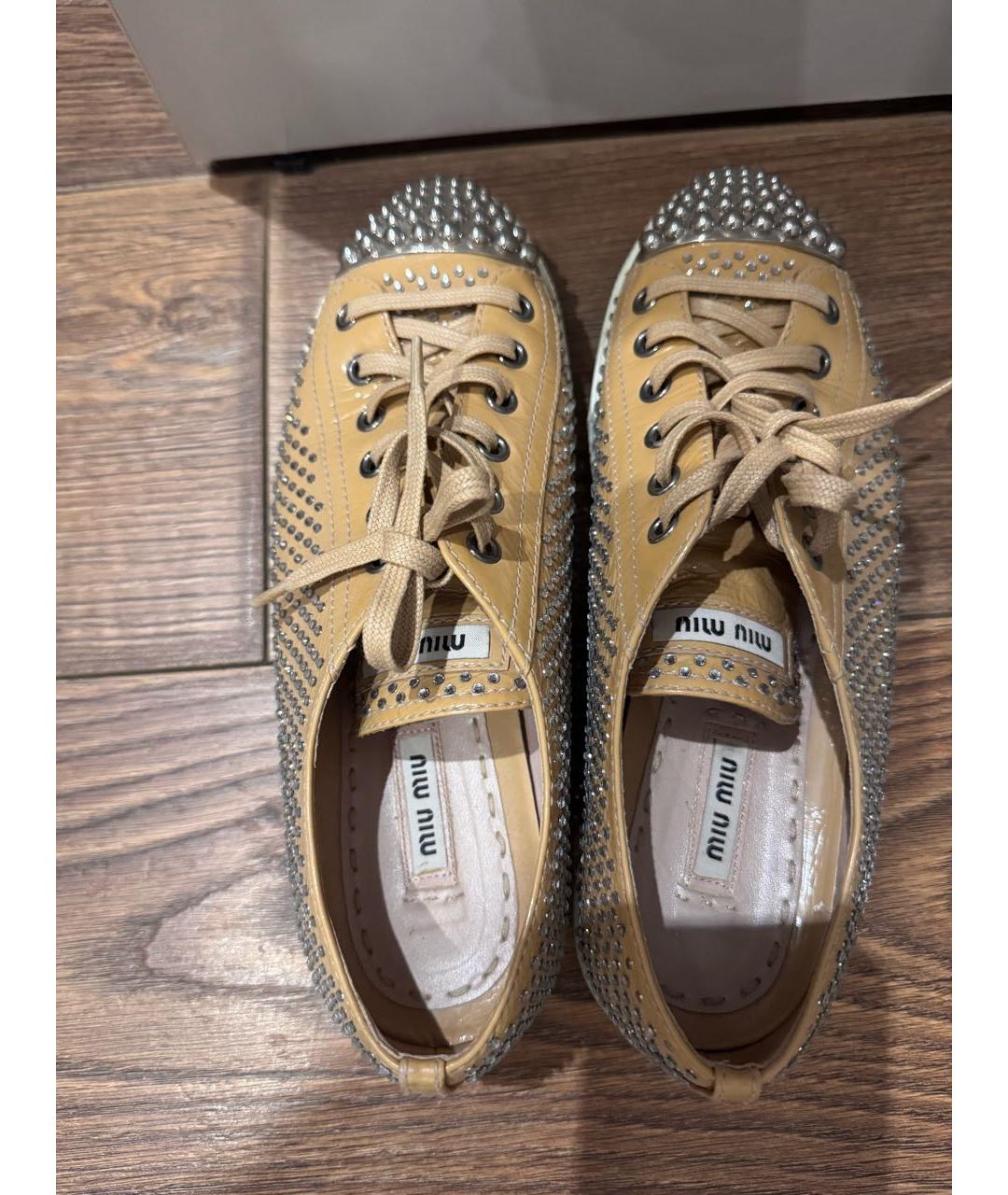 MIU MIU Бежевые кеды из лакированной кожи, фото 3