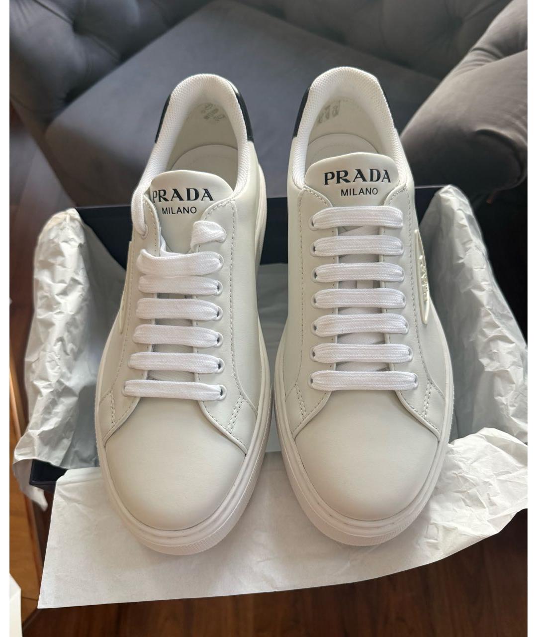 PRADA Белые кожаные низкие кроссовки / кеды, фото 2
