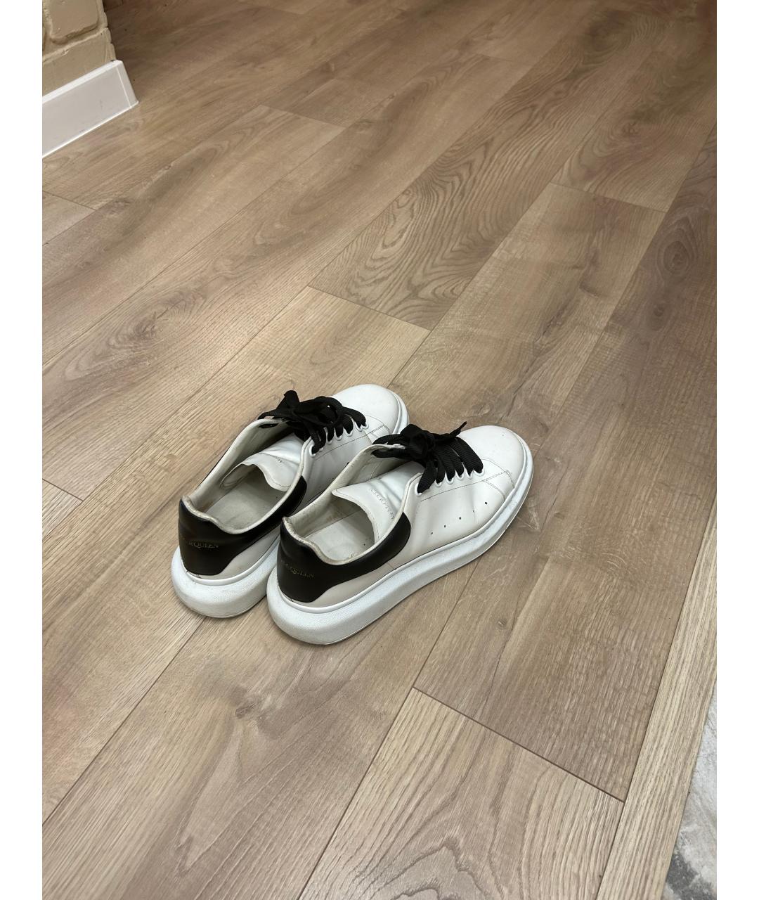 ALEXANDER MCQUEEN Белые кожаные низкие кроссовки / кеды, фото 3