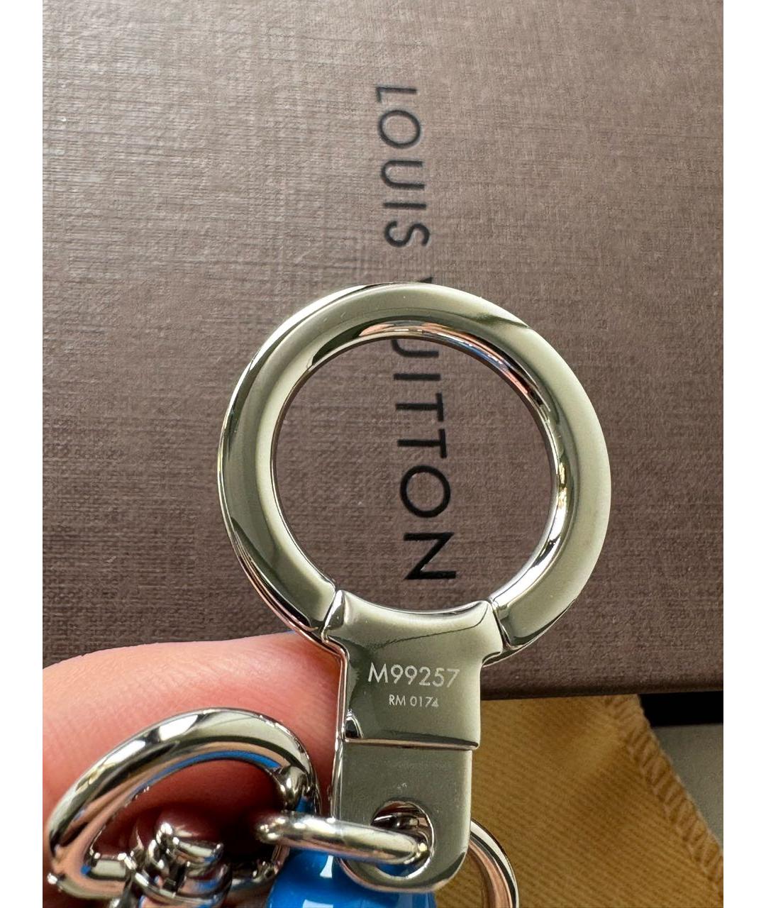 LOUIS VUITTON Серебряный брелок, фото 5