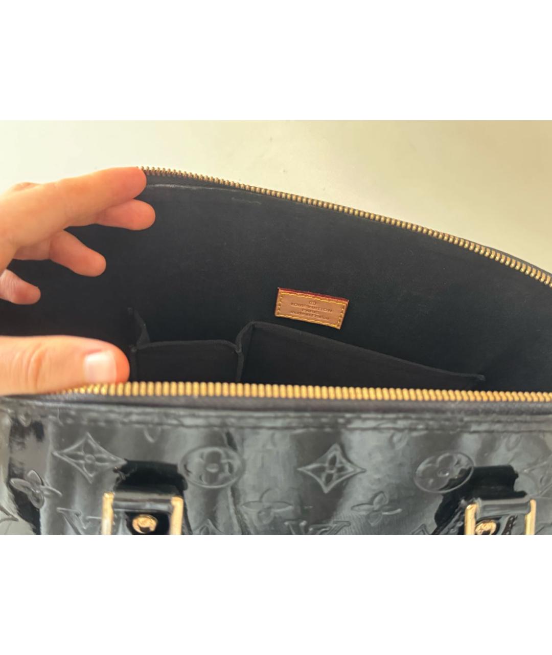LOUIS VUITTON Черная сумка с короткими ручками из лакированной кожи, фото 6