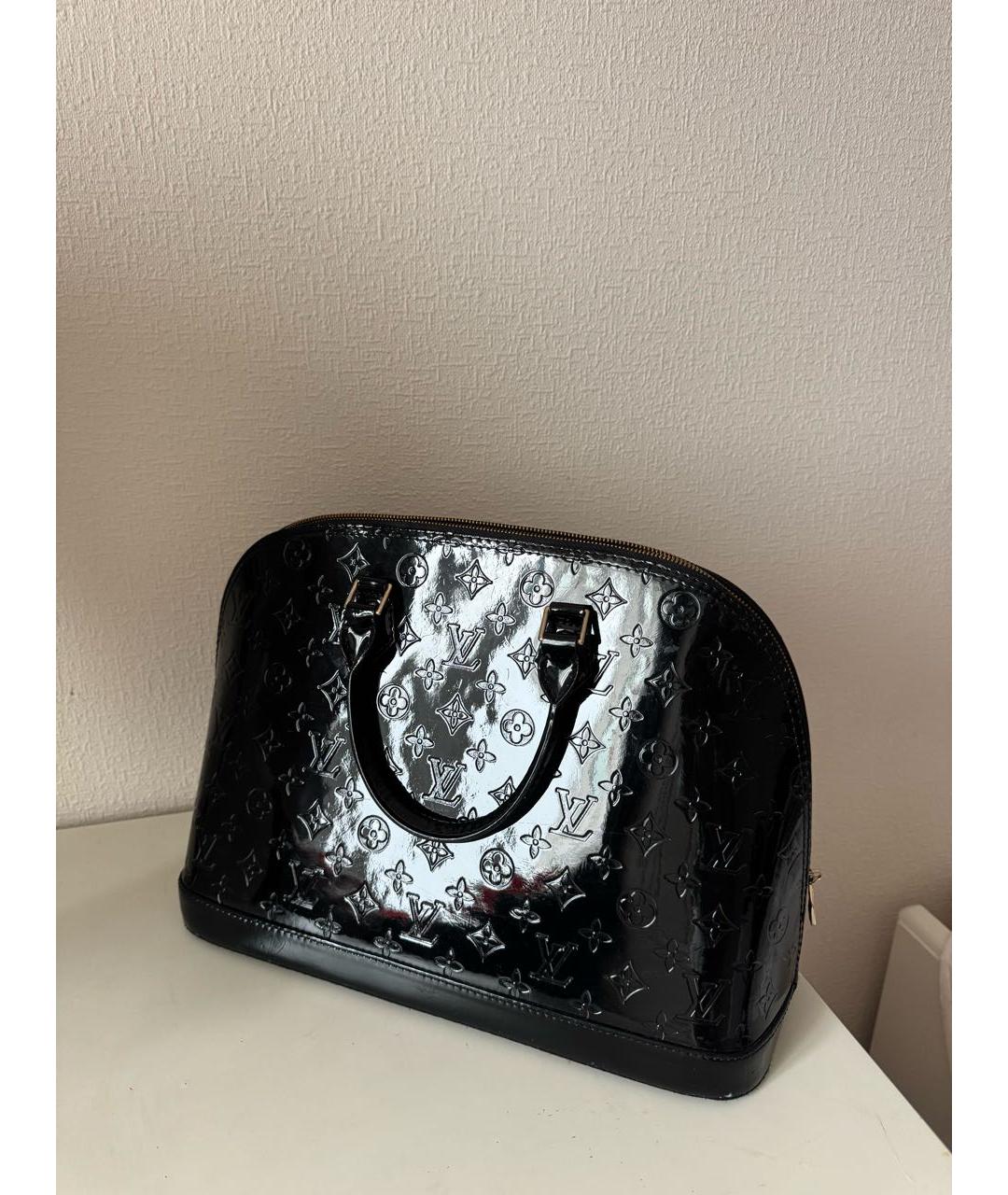 LOUIS VUITTON Черная сумка с короткими ручками из лакированной кожи, фото 9