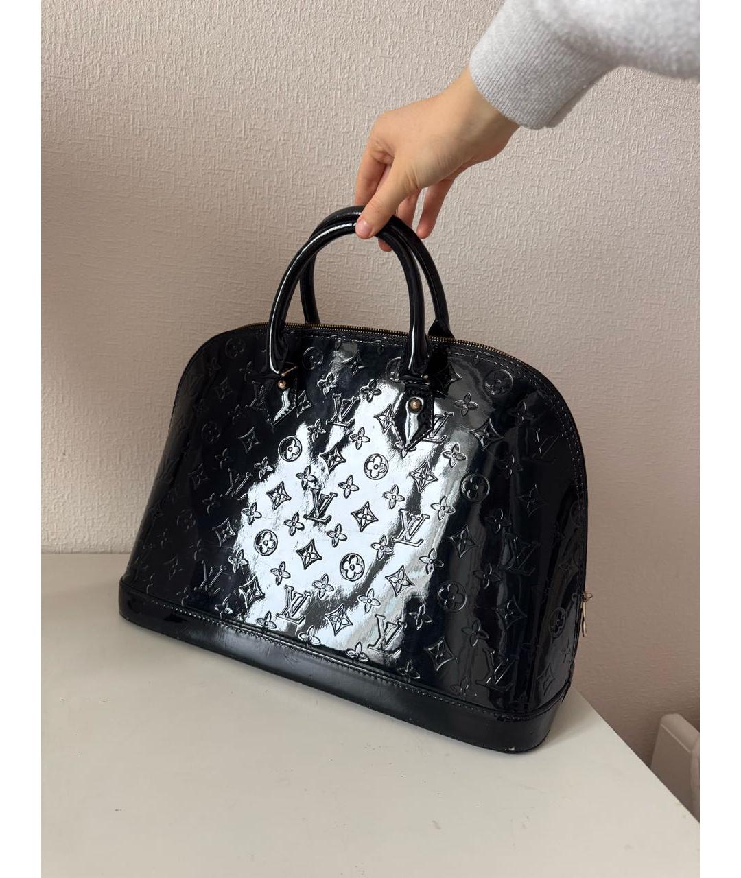 LOUIS VUITTON Черная сумка с короткими ручками из лакированной кожи, фото 7