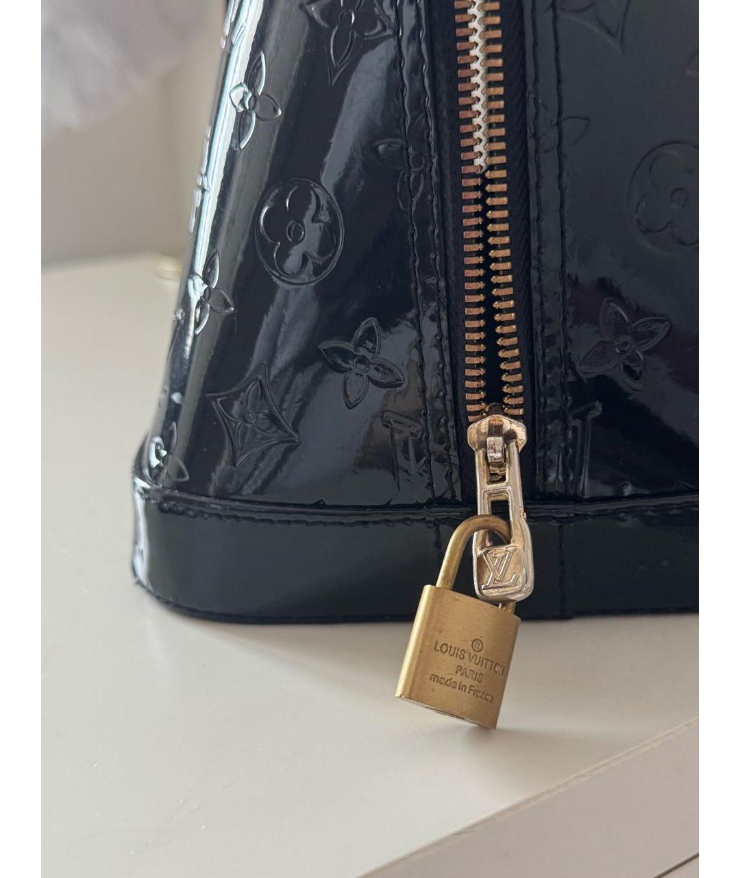 LOUIS VUITTON Черная сумка с короткими ручками из лакированной кожи, фото 3