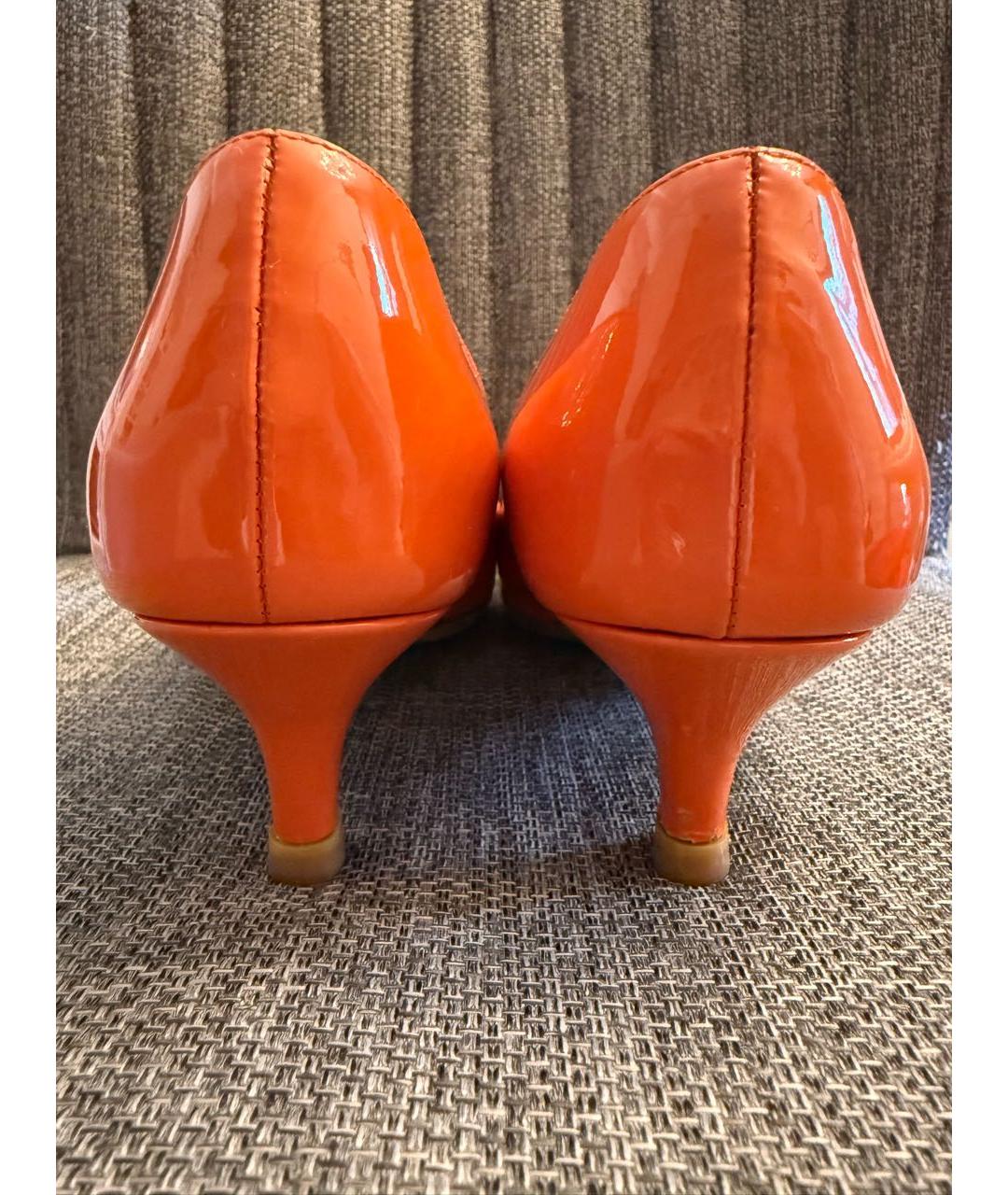 PRADA Оранжевые лодочки на низком каблуке из лакированной кожи, фото 3