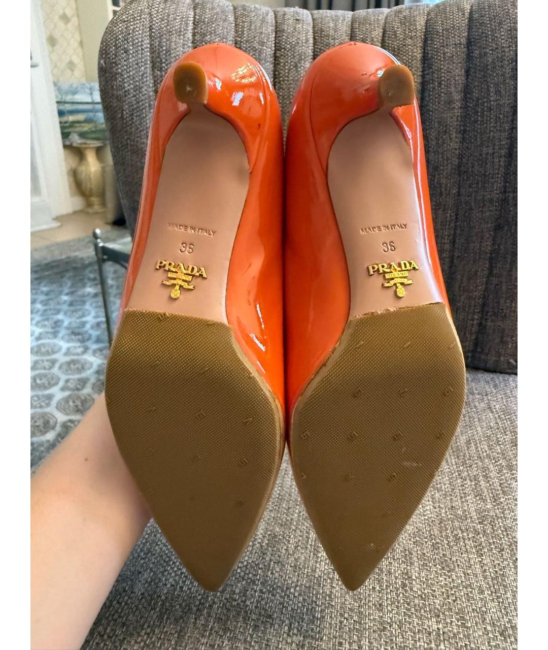 PRADA Оранжевые лодочки на низком каблуке из лакированной кожи, фото 5