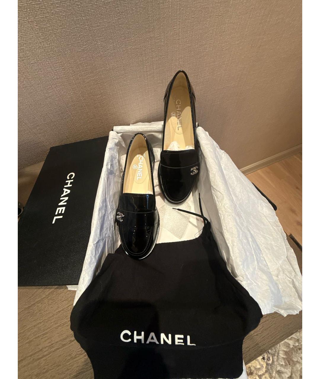 CHANEL Черные лоферы из лакированной кожи, фото 2