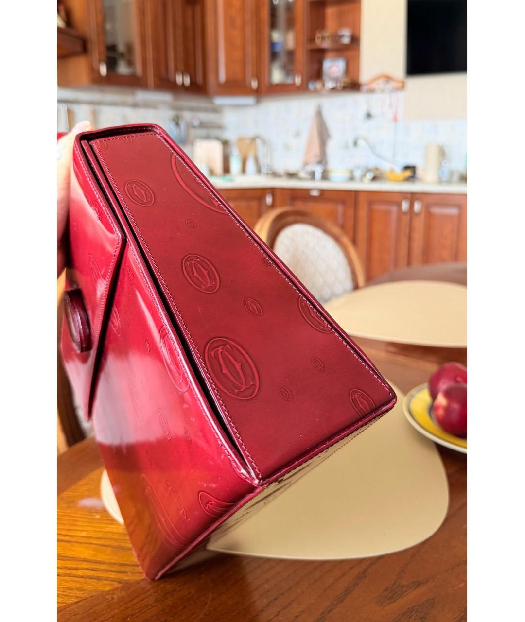 CARTIER Бордовая сумка с короткими ручками из лакированной кожи, фото 2