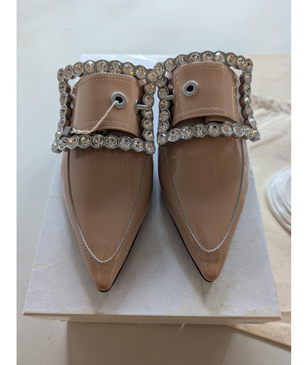 MAISON MARGIELA Бежевые мюли из лакированной кожи, фото 2