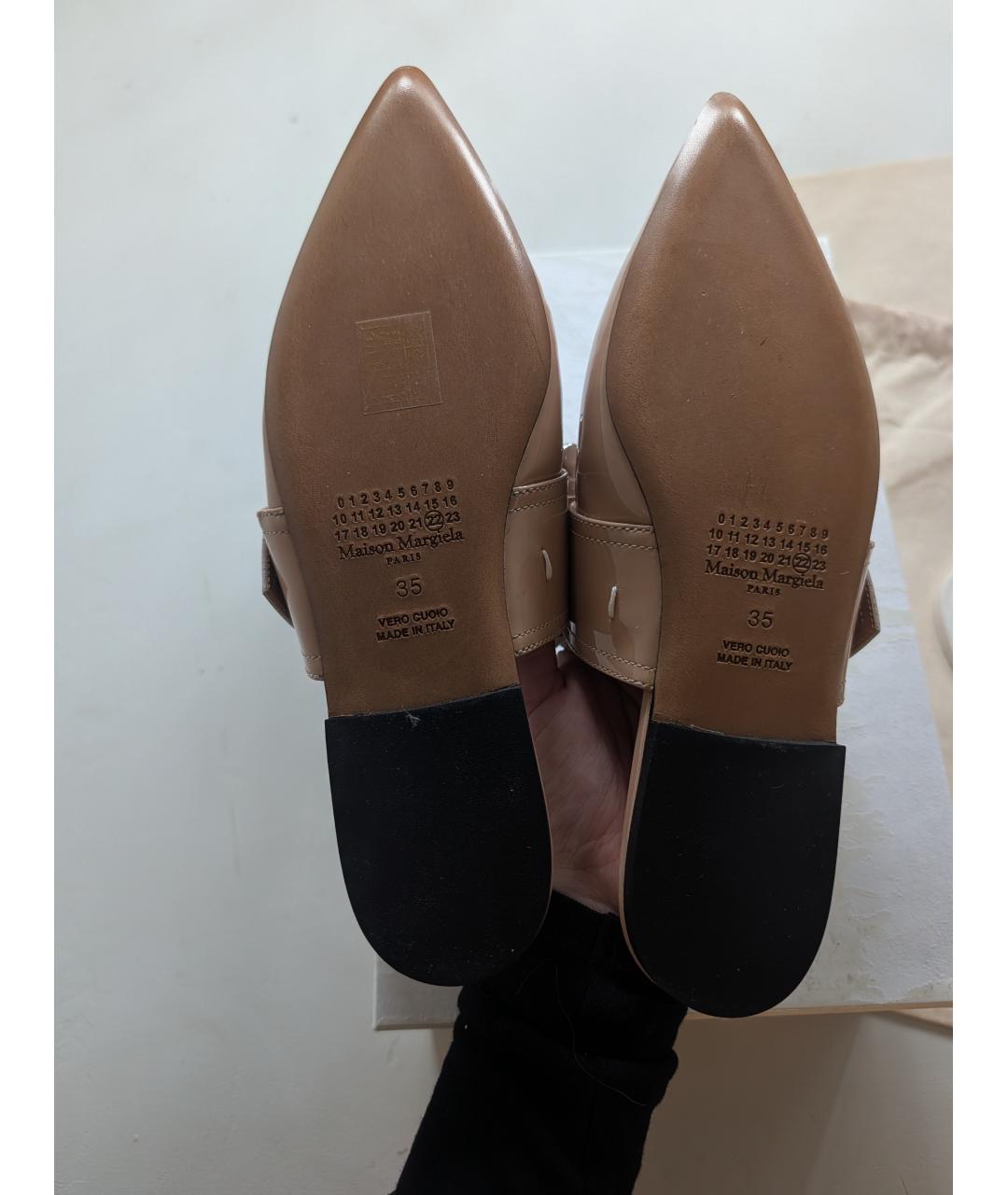 MAISON MARGIELA Бежевые мюли из лакированной кожи, фото 3