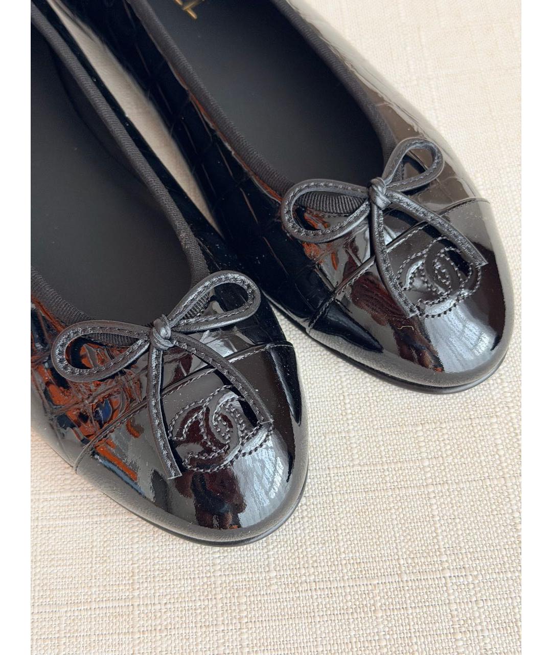 CHANEL Черные балетки из лакированной кожи, фото 3