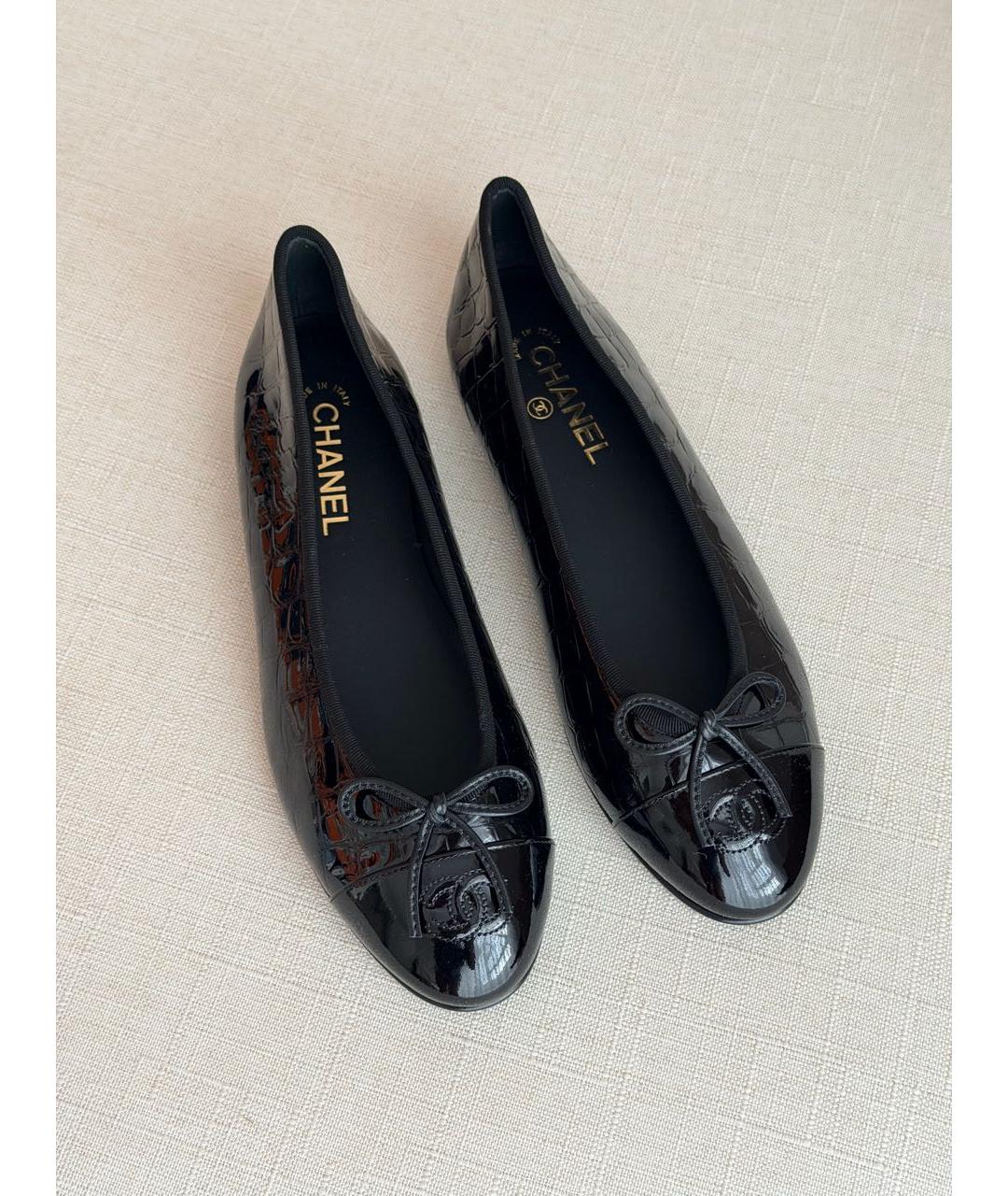 CHANEL Черные балетки из лакированной кожи, фото 2