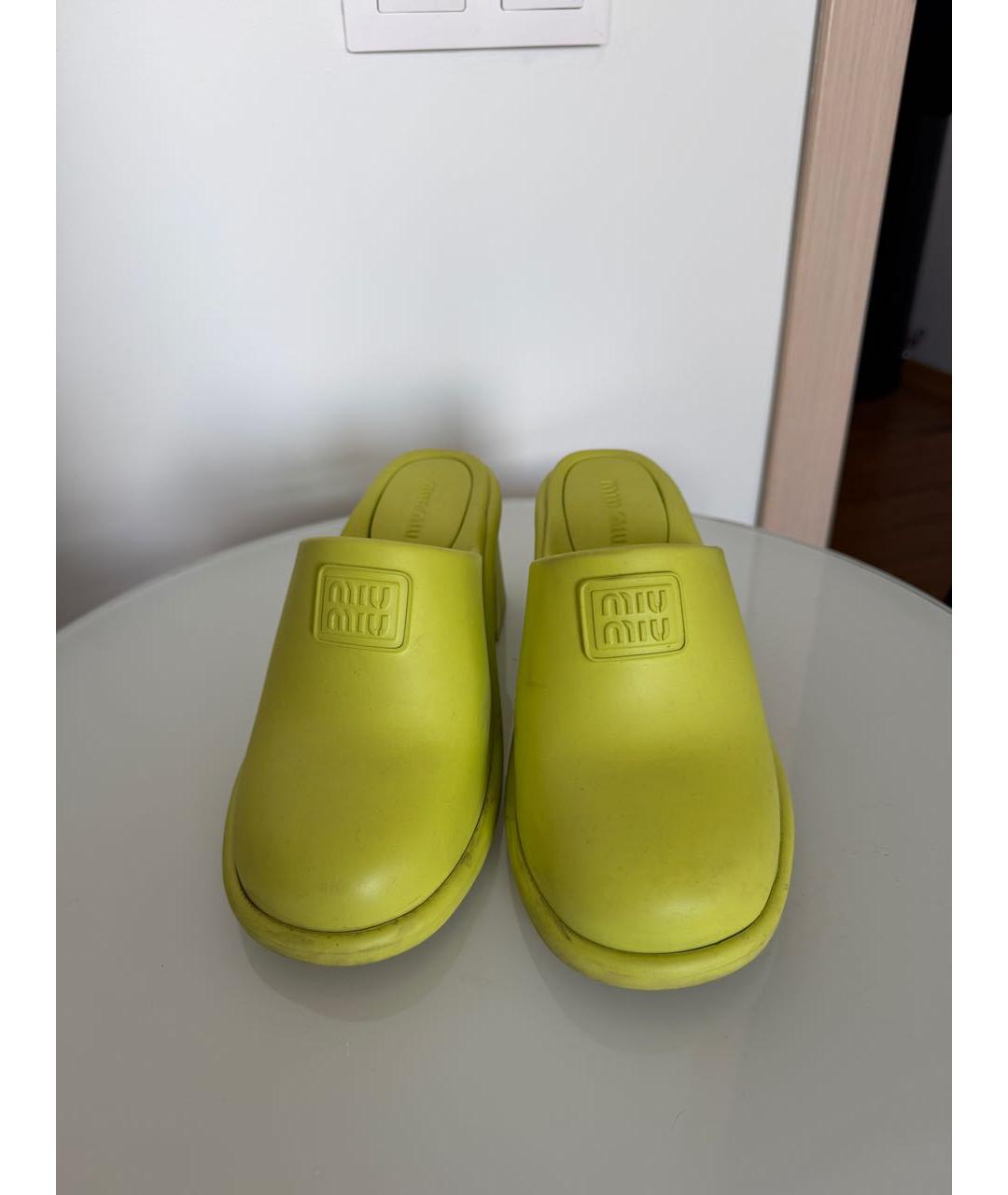 MIU MIU Салатовые резиновые мюли, фото 2