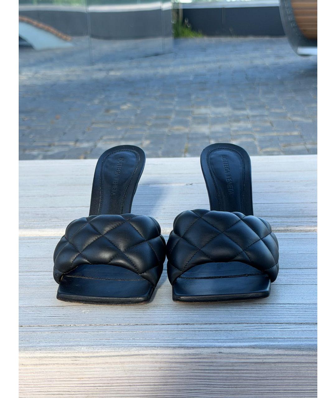 BOTTEGA VENETA Черные кожаные мюли, фото 2