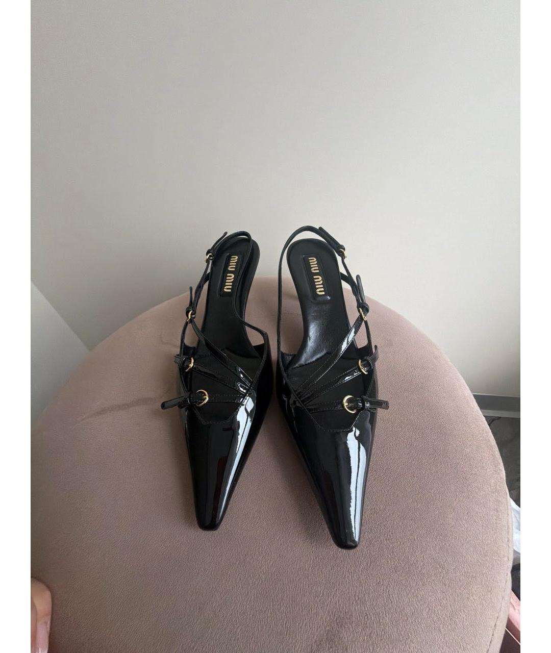 MIU MIU Черные босоножки из лакированной кожи, фото 2