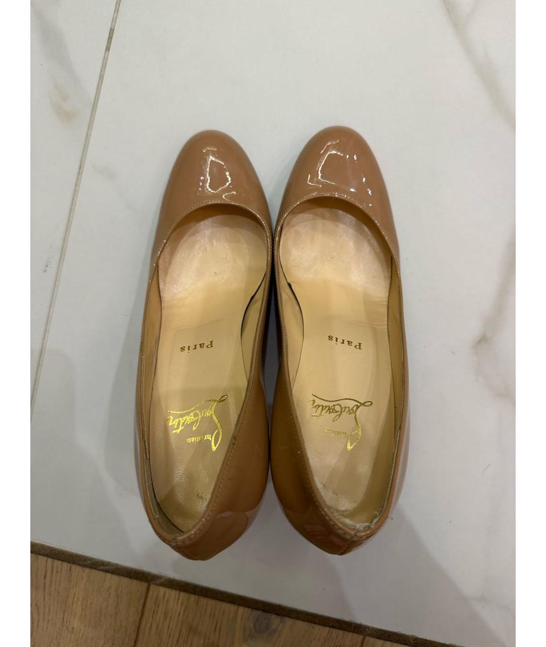 CHRISTIAN LOUBOUTIN Бежевые туфли из лакированной кожи, фото 3