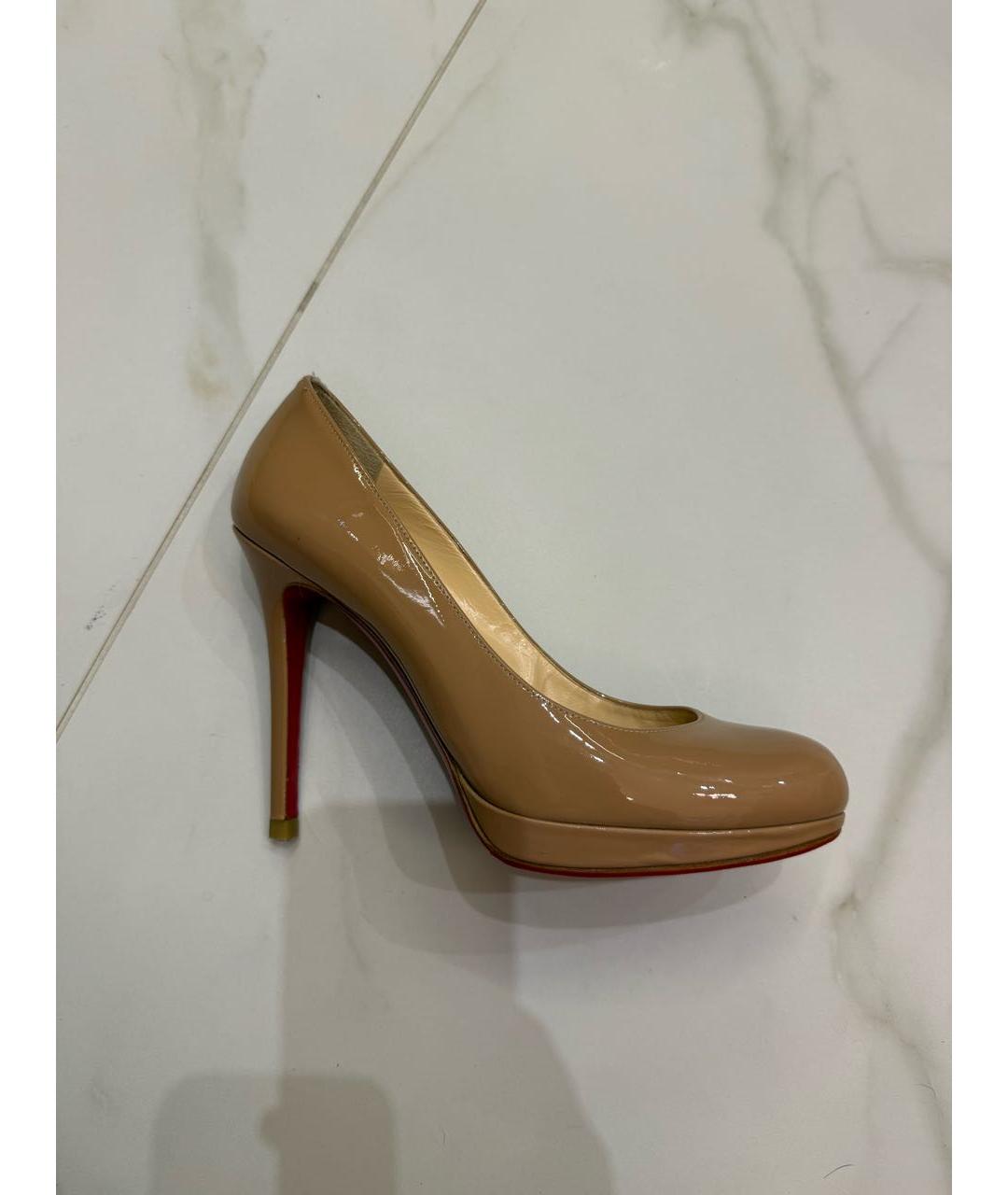 CHRISTIAN LOUBOUTIN Бежевые туфли из лакированной кожи, фото 5