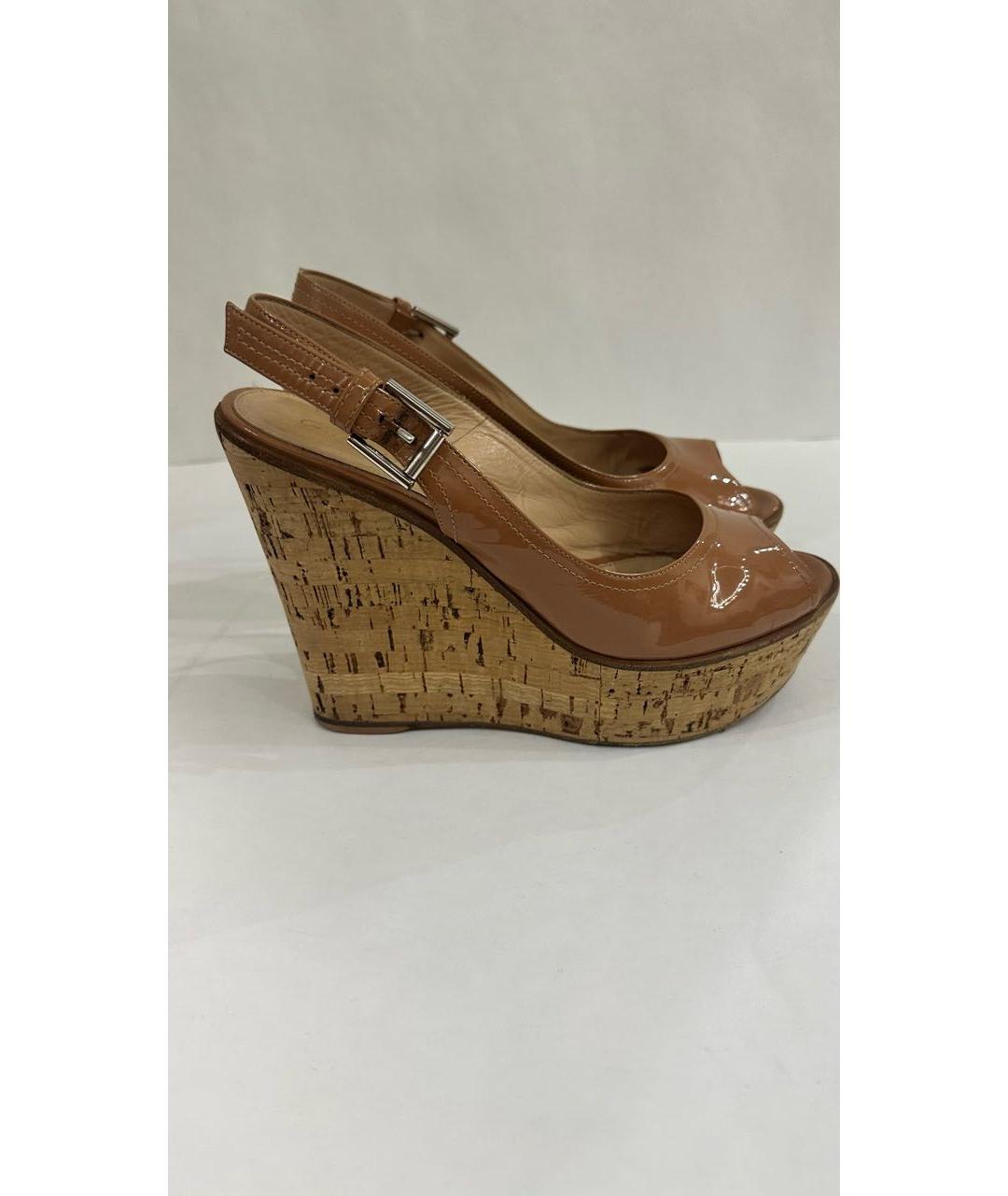 GIANVITO ROSSI Бежевые босоножки из лакированной кожи, фото 7