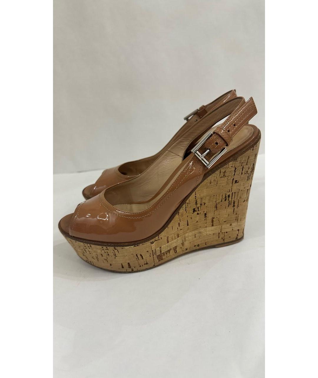 GIANVITO ROSSI Бежевые босоножки из лакированной кожи, фото 5