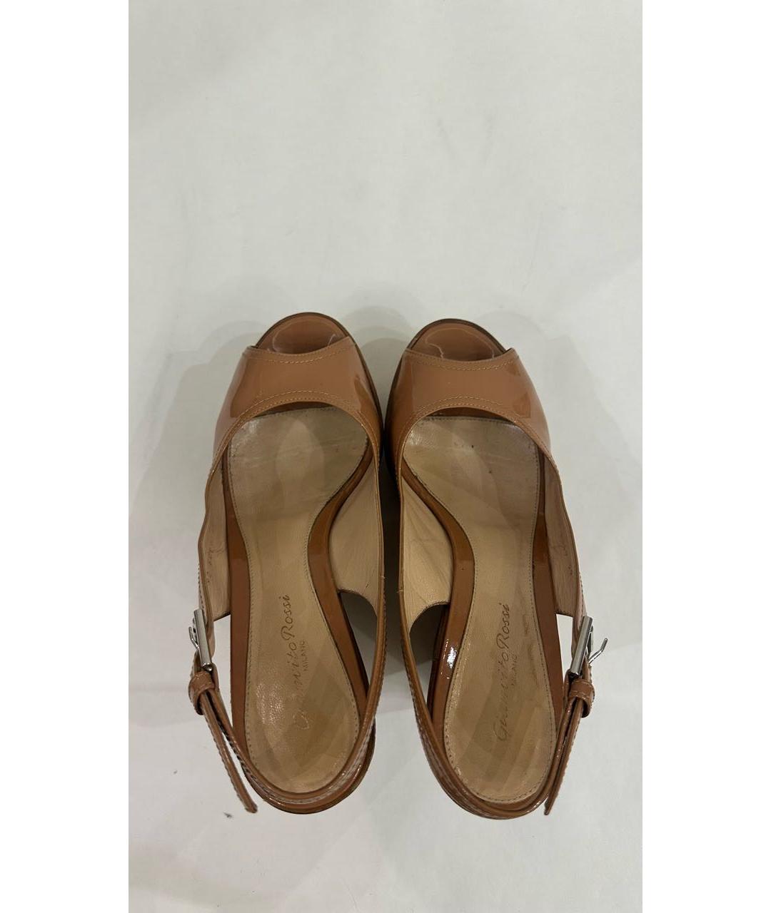 GIANVITO ROSSI Бежевые босоножки из лакированной кожи, фото 3
