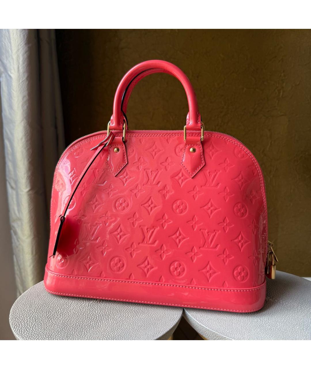 LOUIS VUITTON Коралловая сумка с короткими ручками из лакированной кожи, фото 5