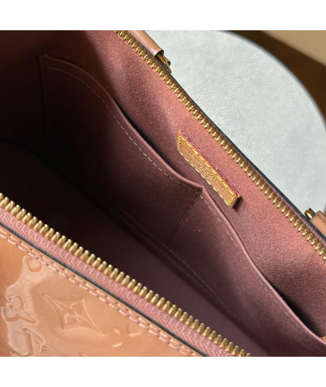 LOUIS VUITTON Бежевая сумка с короткими ручками из лакированной кожи, фото 4