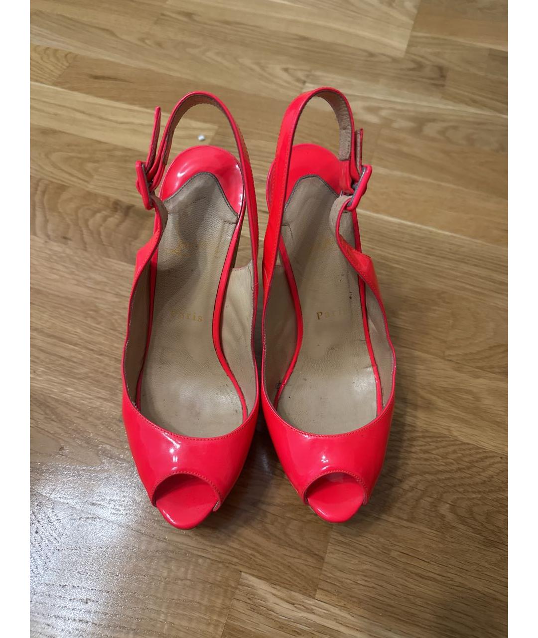 CHRISTIAN LOUBOUTIN Коралловые босоножки из лакированной кожи, фото 2