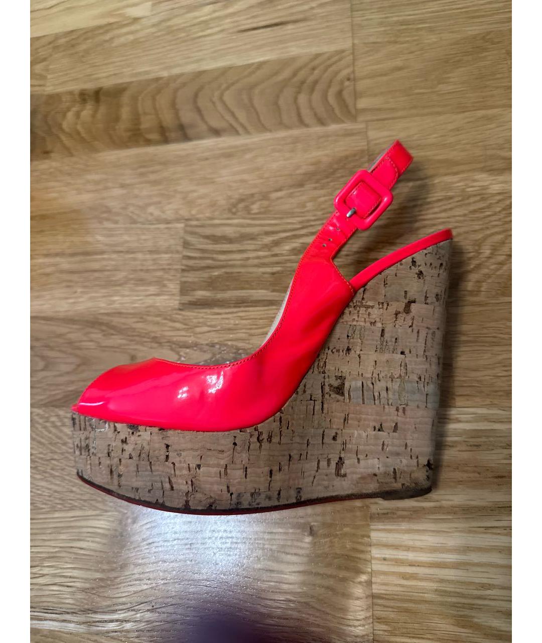 CHRISTIAN LOUBOUTIN Коралловые босоножки из лакированной кожи, фото 5