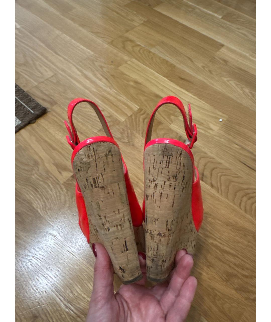CHRISTIAN LOUBOUTIN Коралловые босоножки из лакированной кожи, фото 3