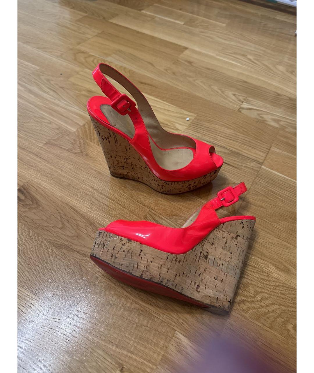 CHRISTIAN LOUBOUTIN Коралловые босоножки из лакированной кожи, фото 4