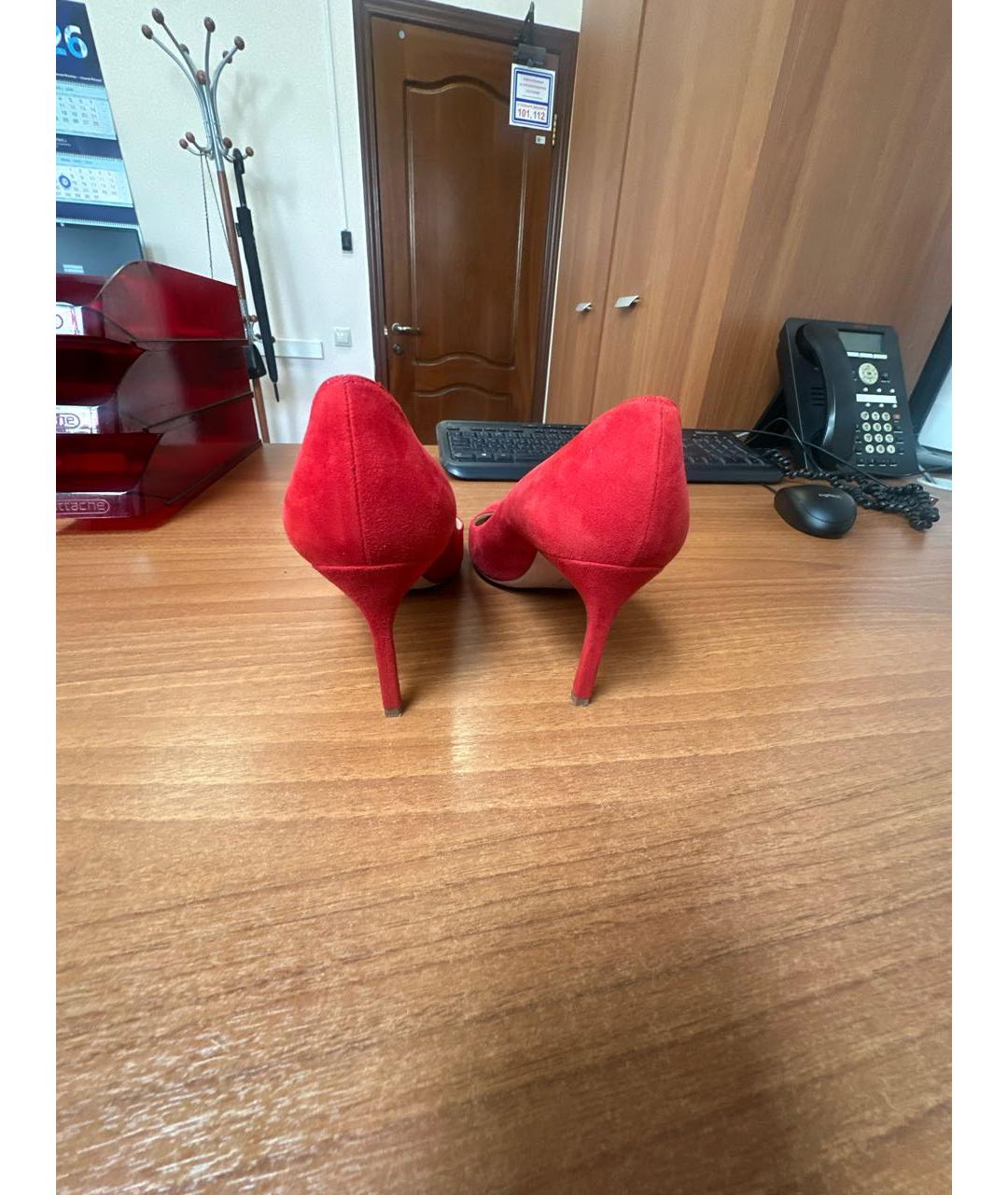 MANOLO BLAHNIK Красные замшевые туфли, фото 4