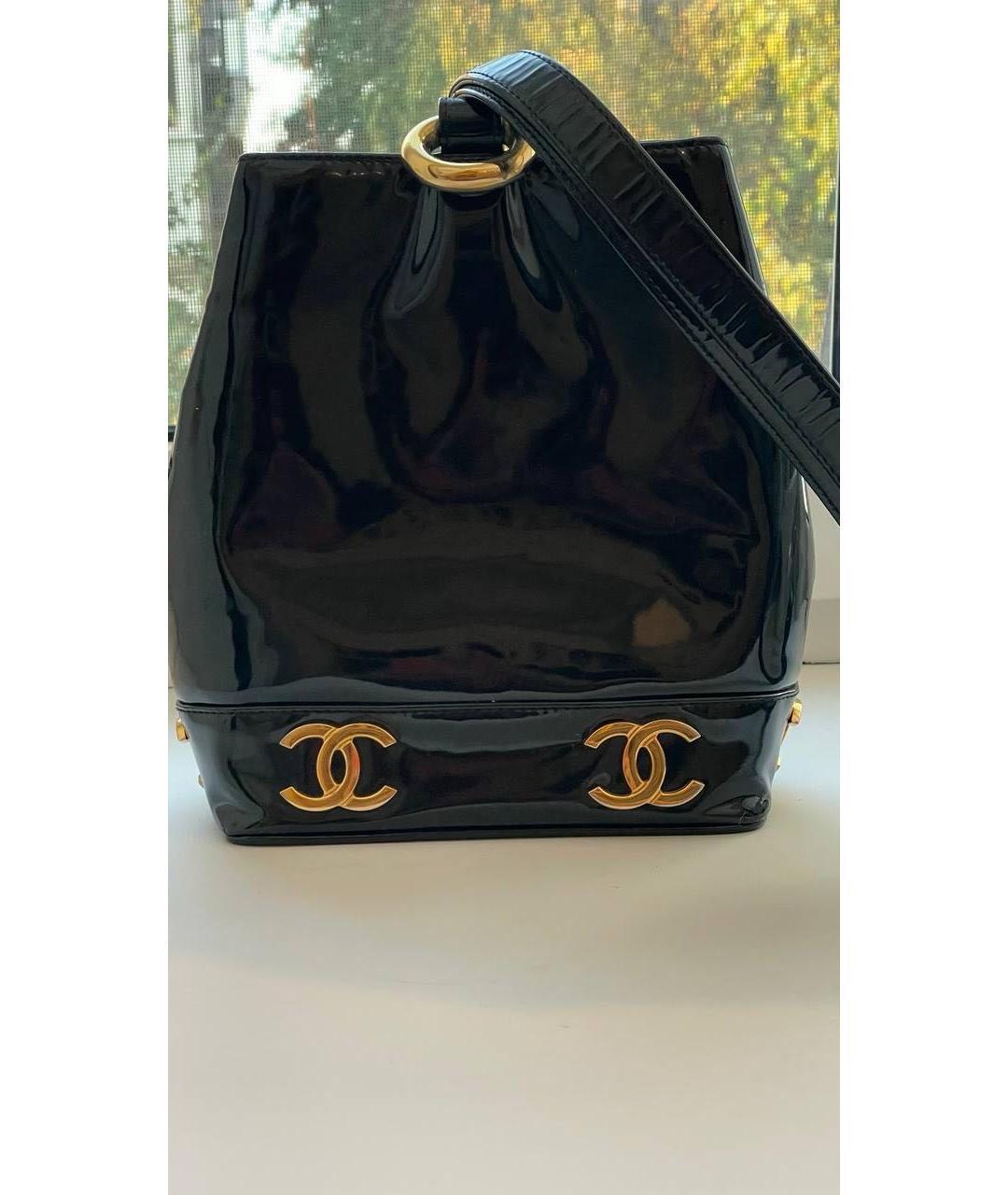CHANEL Черная сумка через плечо из лакированной кожи, фото 2
