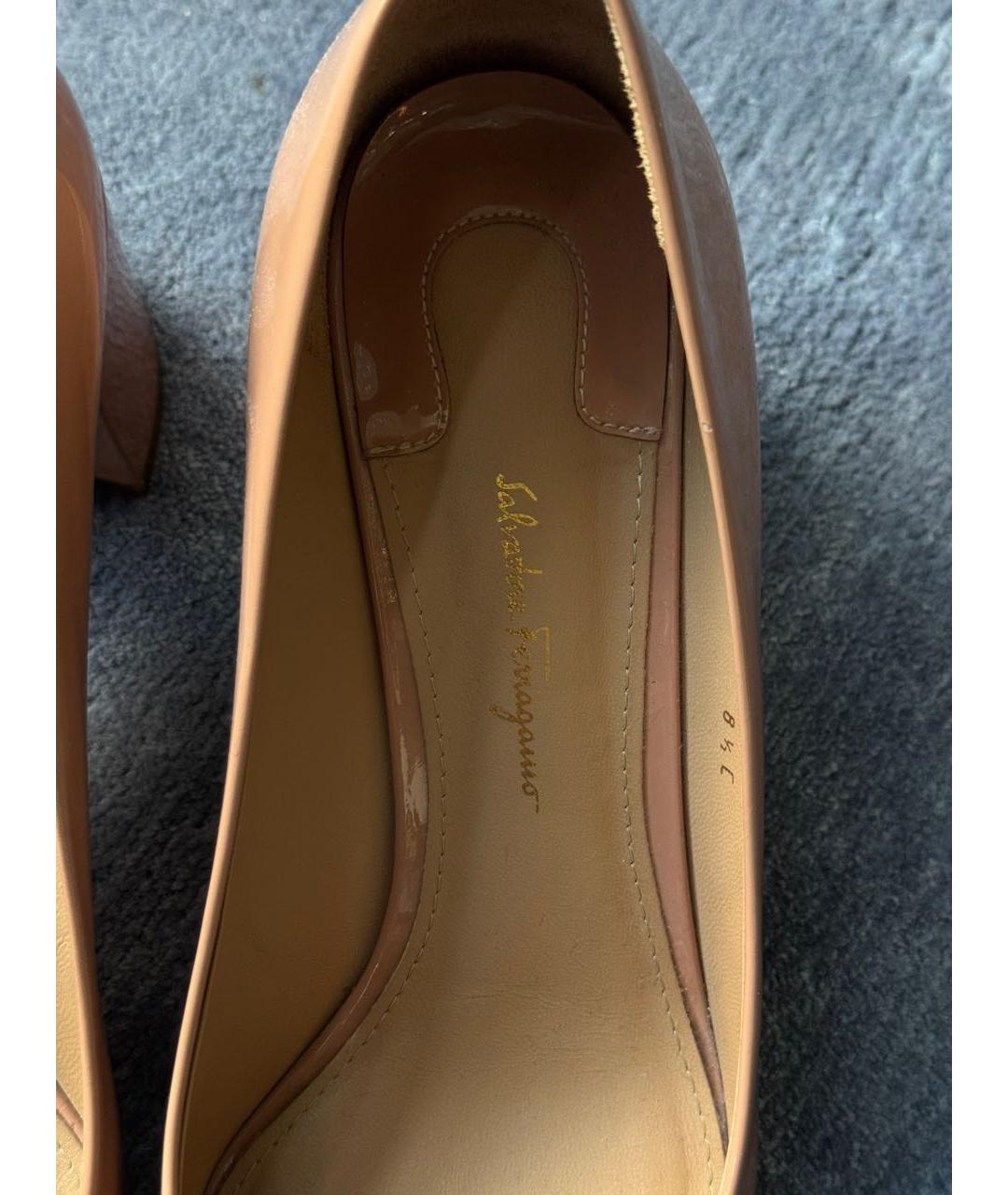 FERRAGAMO Бежевые туфли из лакированной кожи, фото 8