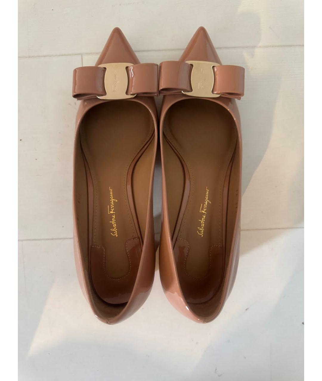 FERRAGAMO Бежевые туфли из лакированной кожи, фото 3