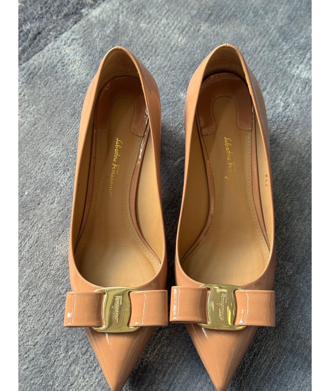 FERRAGAMO Бежевые туфли из лакированной кожи, фото 2