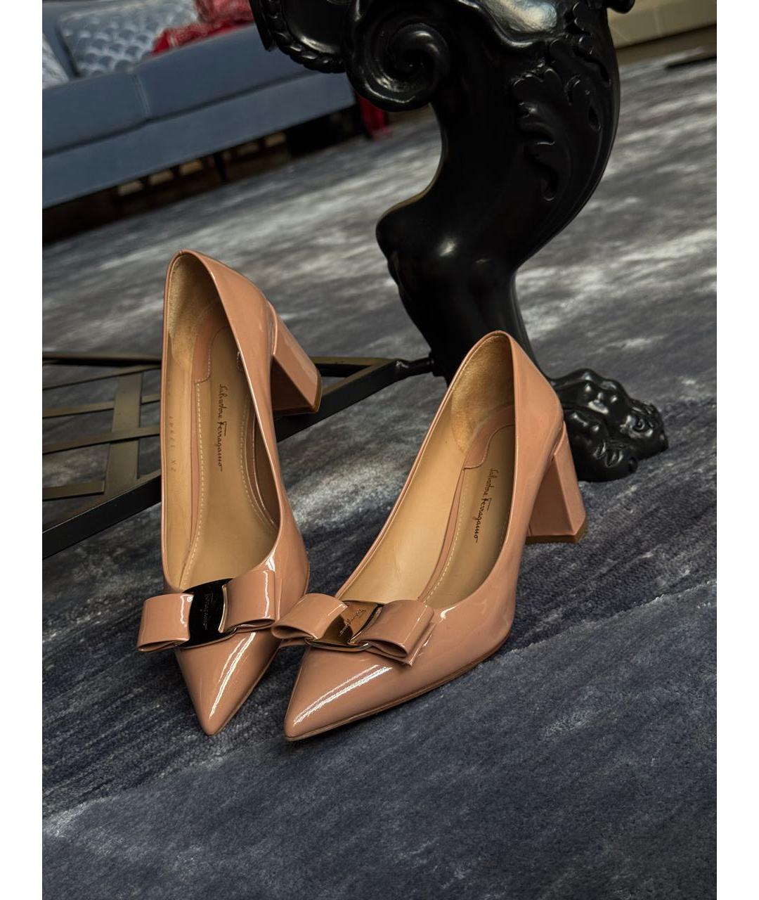 FERRAGAMO Бежевые туфли из лакированной кожи, фото 5