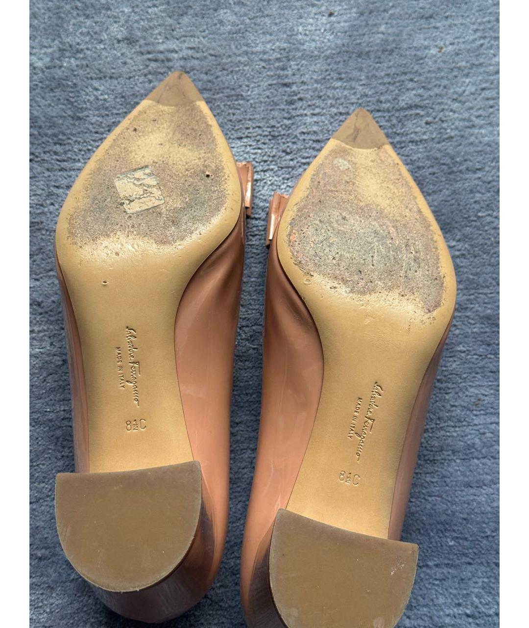 FERRAGAMO Бежевые туфли из лакированной кожи, фото 7