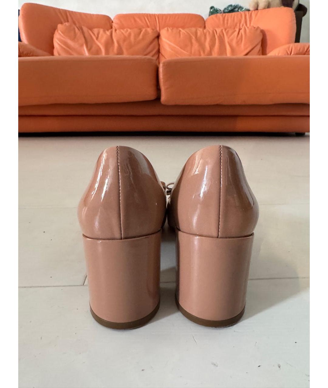 FERRAGAMO Бежевые туфли из лакированной кожи, фото 4
