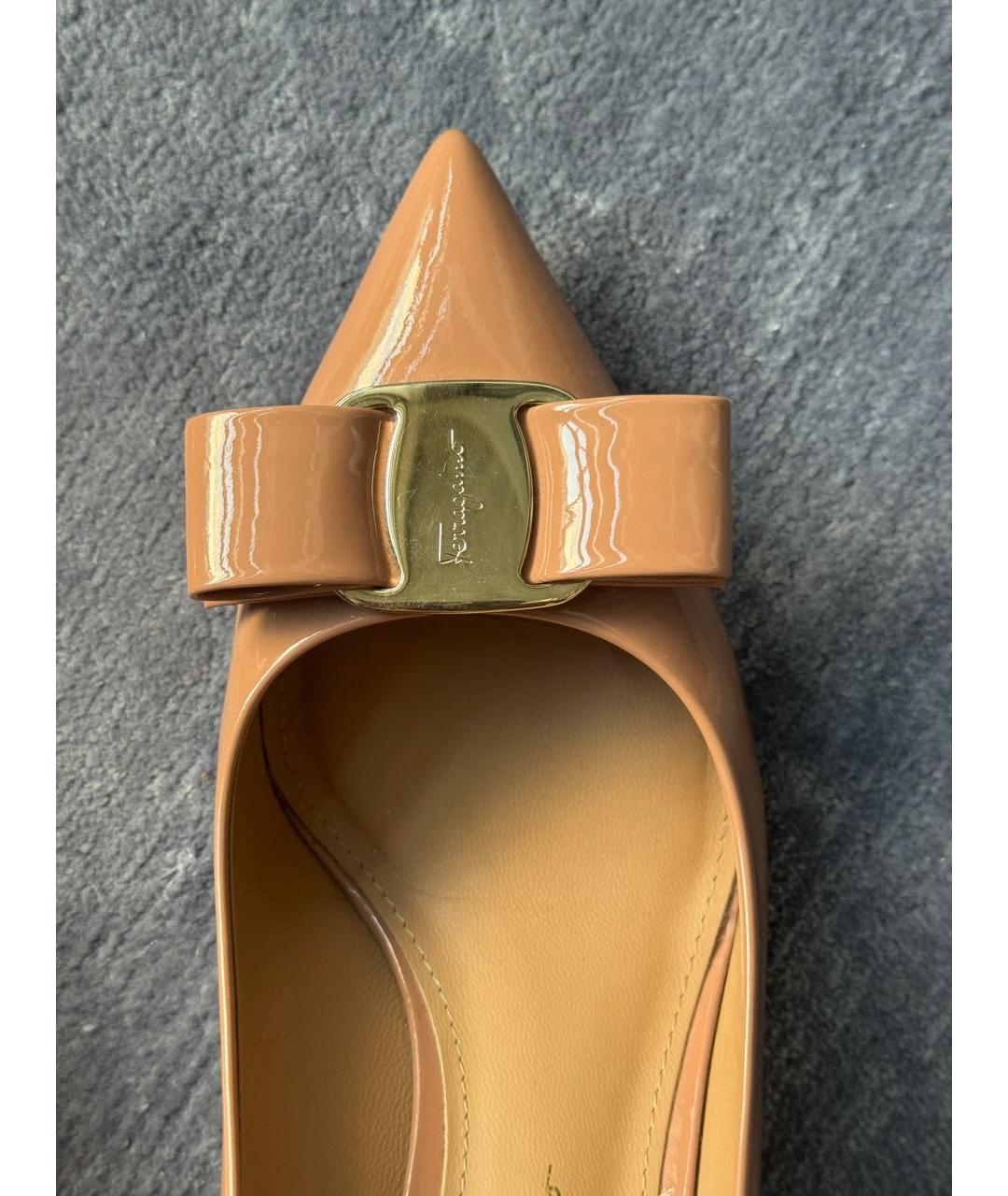 FERRAGAMO Бежевые туфли из лакированной кожи, фото 6