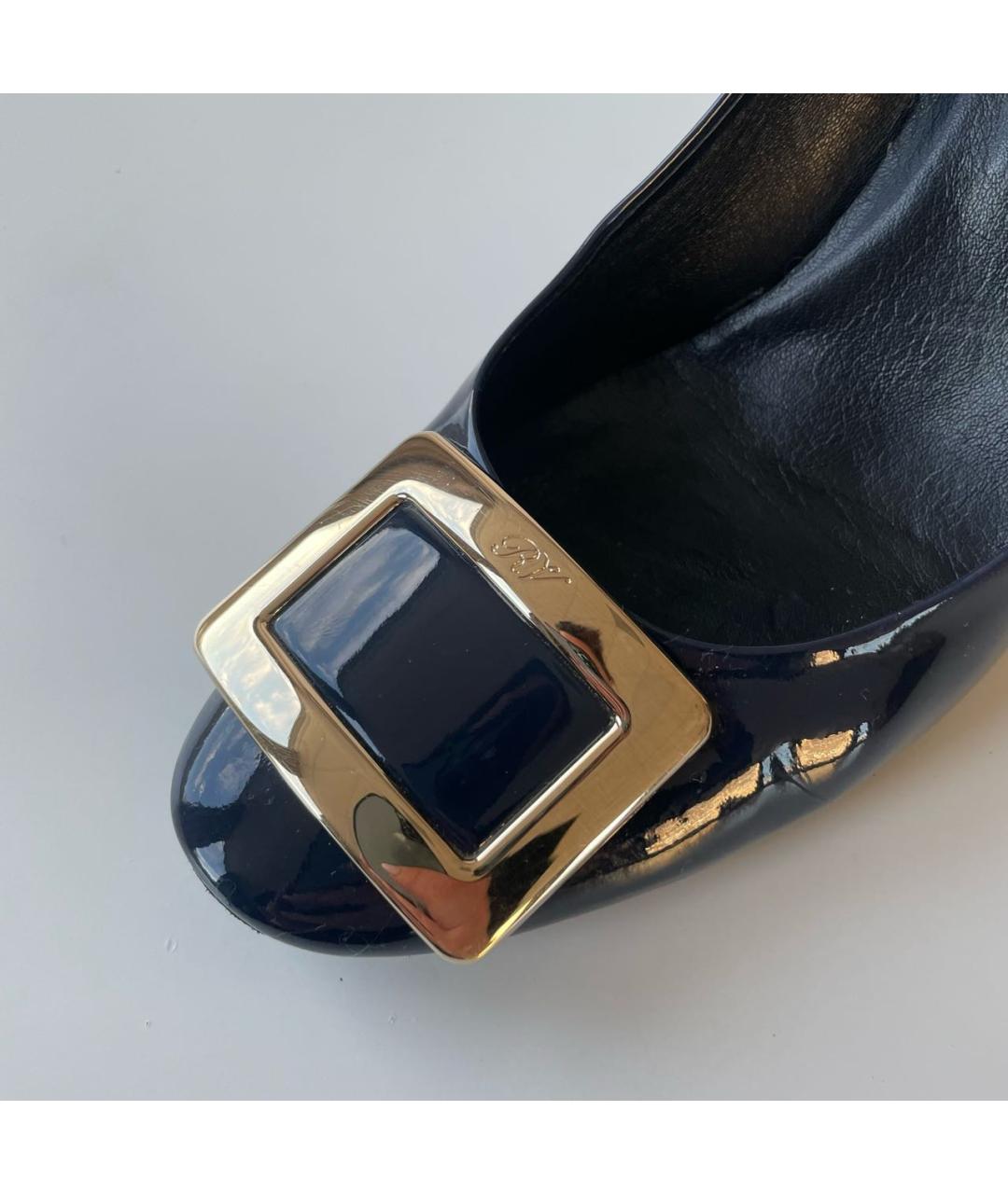 ROGER VIVIER Темно-синие туфли из лакированной кожи, фото 7
