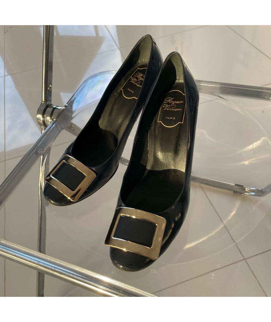 ROGER VIVIER Темно-синие туфли из лакированной кожи, фото 8
