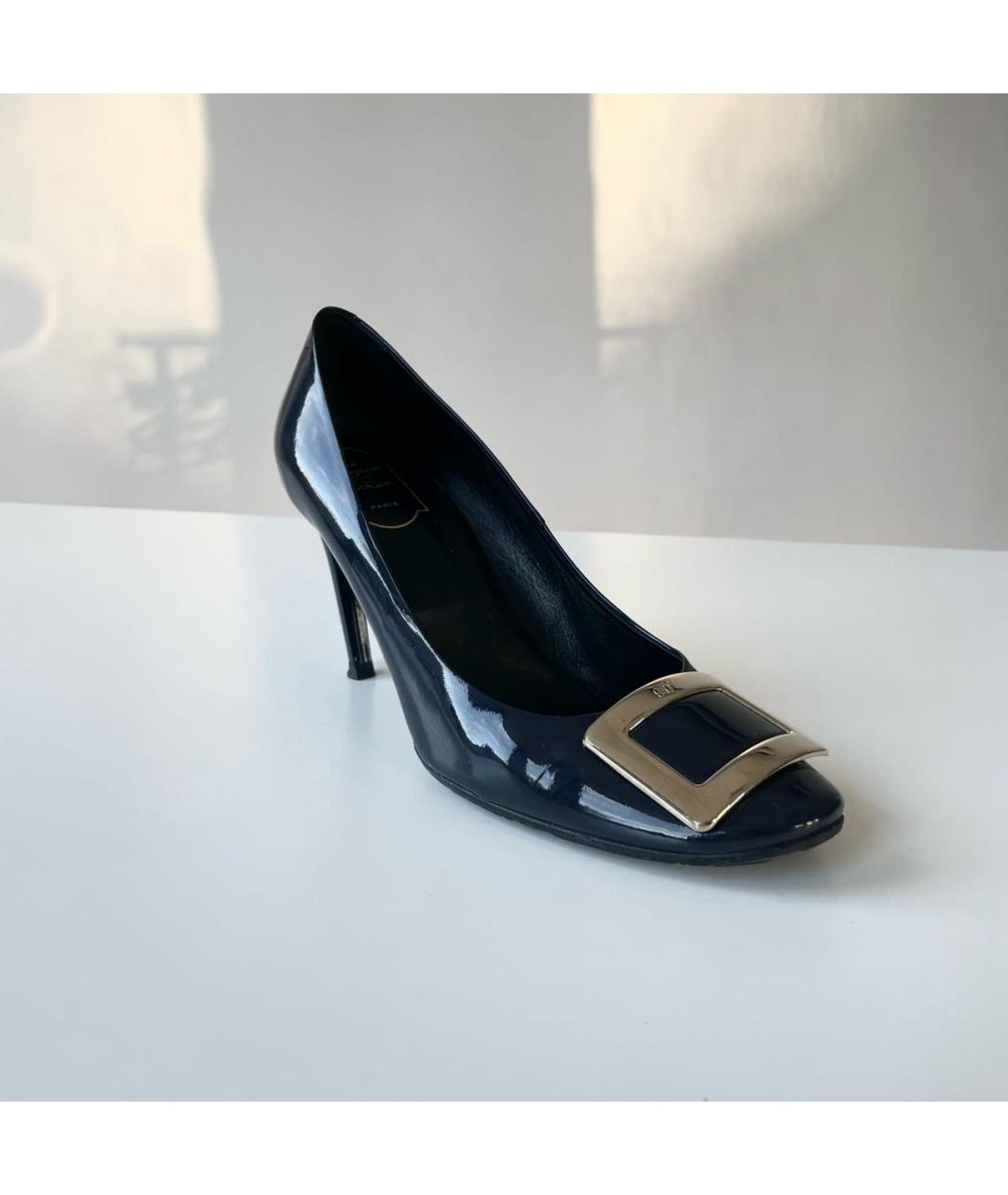 ROGER VIVIER Темно-синие туфли из лакированной кожи, фото 5