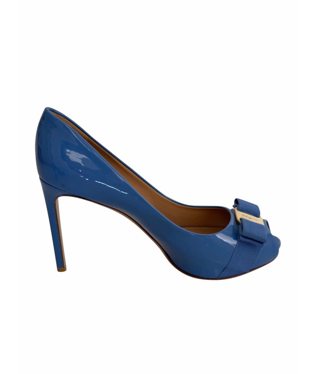 FERRAGAMO Голубые босоножки из лакированной кожи, фото 1