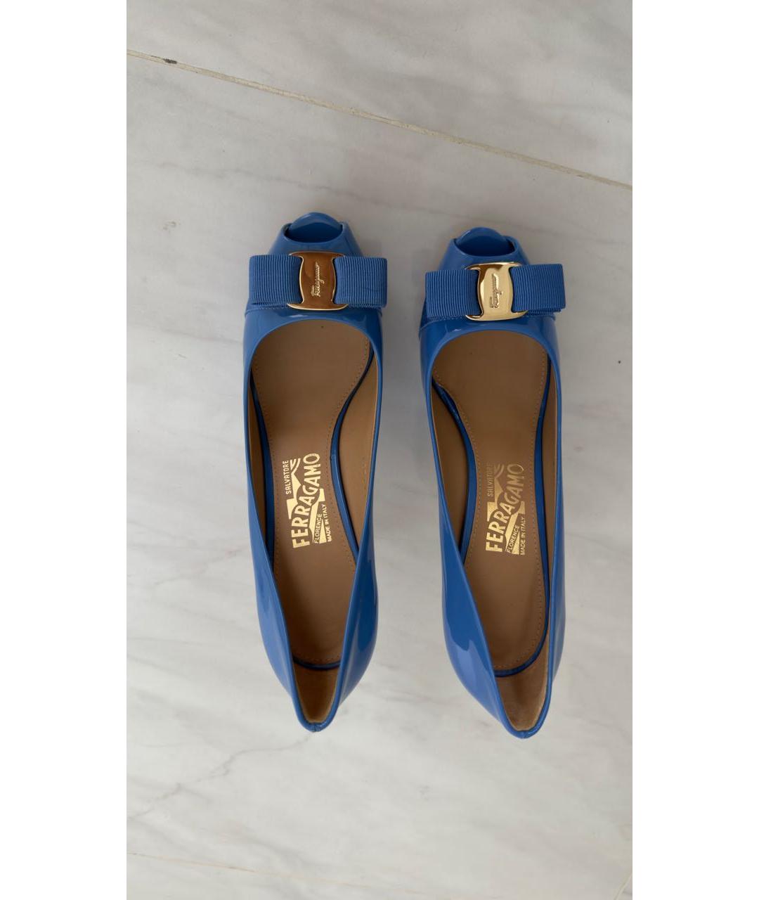 FERRAGAMO Голубые босоножки из лакированной кожи, фото 3